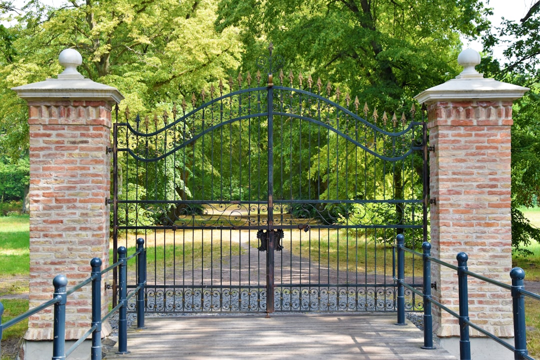 Metal gate installation in Pearland, TX